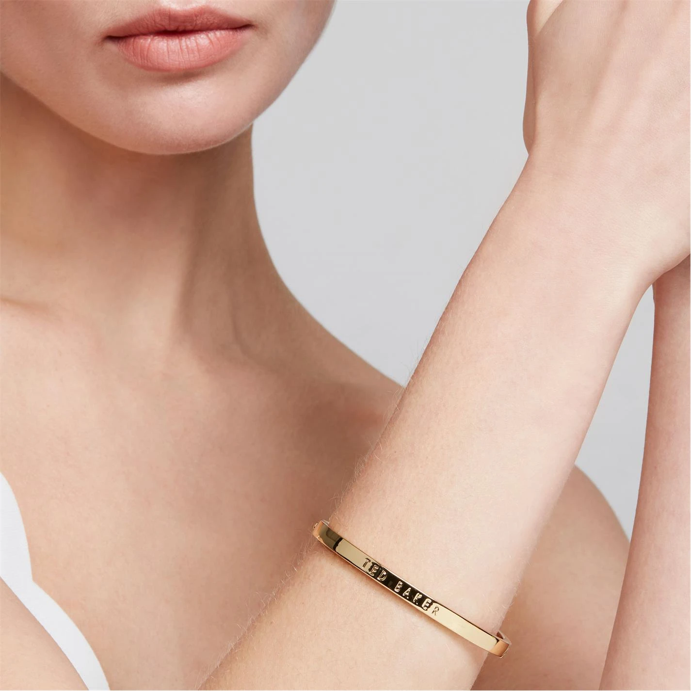 Ted Baker CLEMINA Hinge Bangle for Women's Accessories Colour Gold 5 Ted Baker CLEMINA Hinge Bangle for Women's Accessories Colour Gold - Image 3