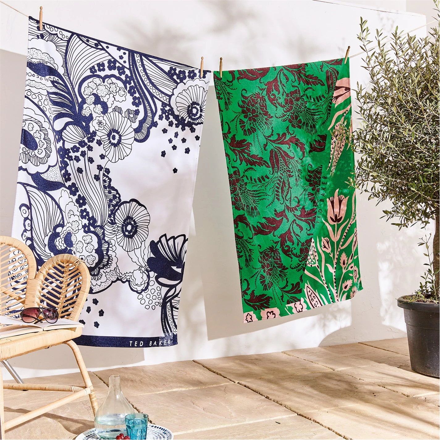 Ted Baker Ted Baker Retro Beach Towel for Towels Colour Navy/white 5 Ted Baker Ted Baker Retro Beach Towel for Towels Colour Navy/white - Image 3